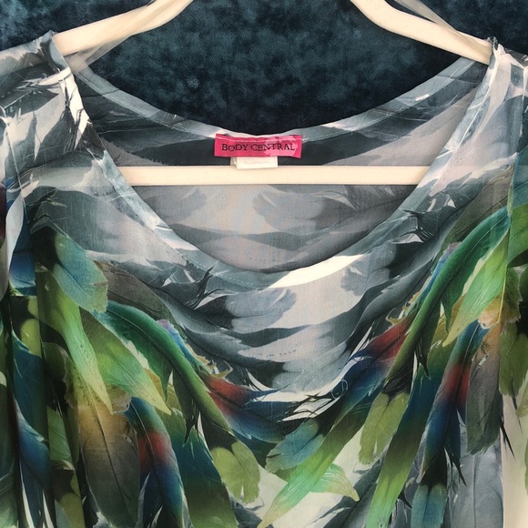 Body Central Feather Flowy Top Size Medium - Picture 2 of 4